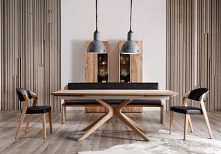 Holztisch vor schwarzer Ledersitzbank und zwei schwarzen Lederstühlen vor Holzvitrine