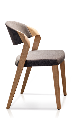 Stuhl mit grauer Sitzfläche und Lehne und braunen Holzbeinen