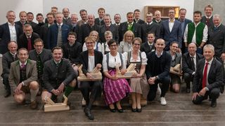 Gruppenfoto aller geehrten Mitarbeiter von Voglauer