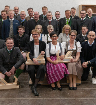 Gruppenfoto aller geehrten Mitarbeiter von Voglauer
