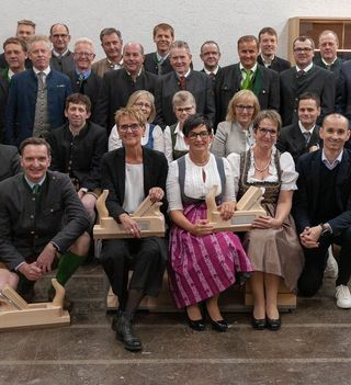 Gruppenfoto aller geehrten Mitarbeiter von Voglauer