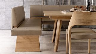 Beige Sitzbänke und Stühle aus Leder und Esstisch aus Holz