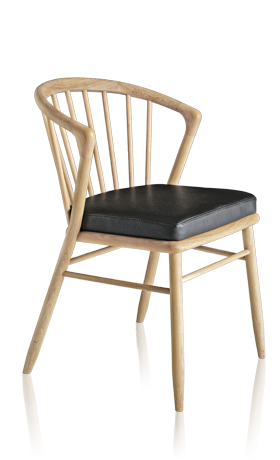Stuhl aus hellem Holz mit schwarzer Sitzfläche und Holzstäben zum Anlehnen