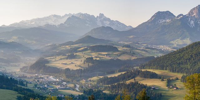 Panorama mit Blick auf Berge Wald Wiesen und Dorf