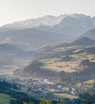 Panorama mit Blick auf Berge Wald Wiesen und Dorf