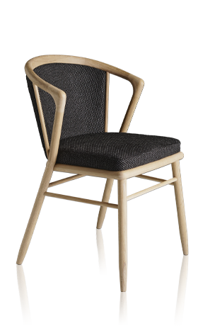 Stuhl aus hellem Holz mit Armlehnen und schwarzer Sitzfläsche