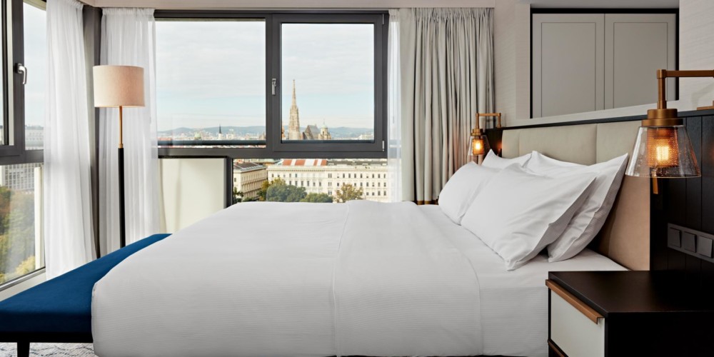 VIEHI_King Junior Suite with Park View_Hilton Vienna_01